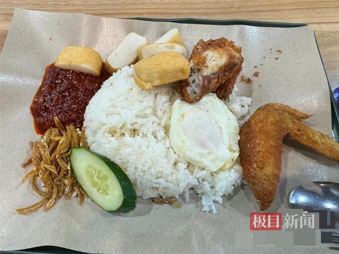 中国球迷打卡新加坡门将桑尼的椰浆饭摊位，一顿饭31元人民币，“味道很正”
