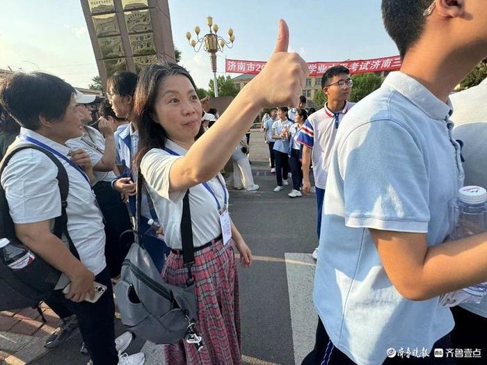 中考首日结束，考生走出考场向陪考老师“汇报”