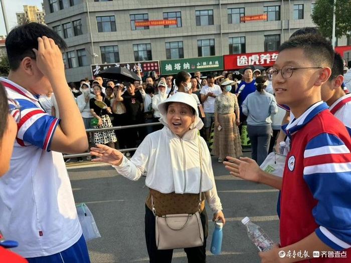 中考首日结束，考生走出考场向陪考老师“汇报”