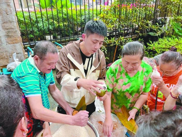 重庆“掐藤藤菜”小伙 请小区叔叔孃孃吃粽子