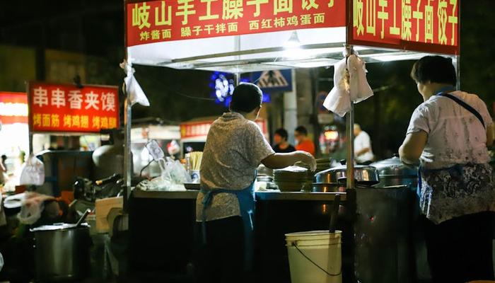 都市打工人，正在“攻占”夜市