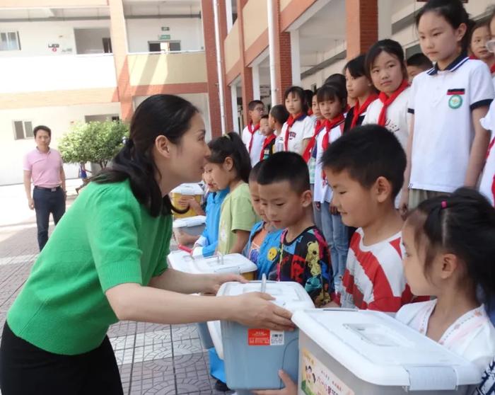 绵阳市经开区领导深入德政街小学开展2024年“六一”儿童节关爱服务活动