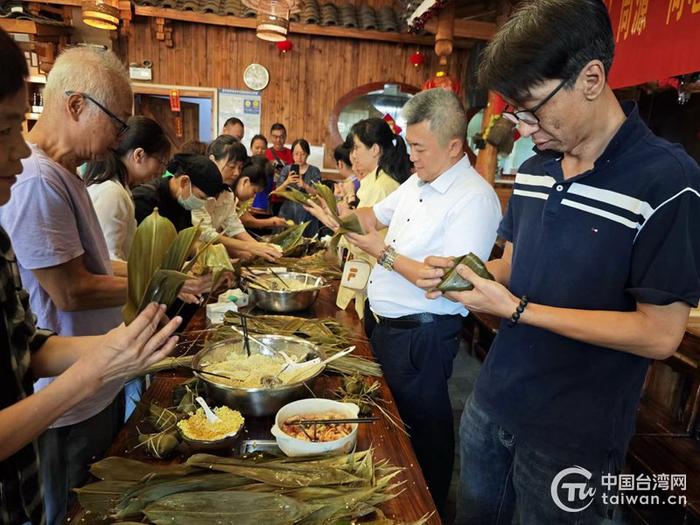 同“粽”同源 广西柳州市台胞台属包粽子传承传统文化庆端午