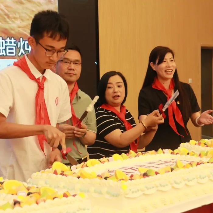 雁塔二中举行初2025 届“十四岁集体生日”暨少先队员退队仪式