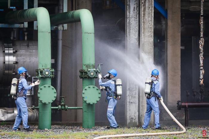 石油化工事故处置演练，多部门协同应对突发事件