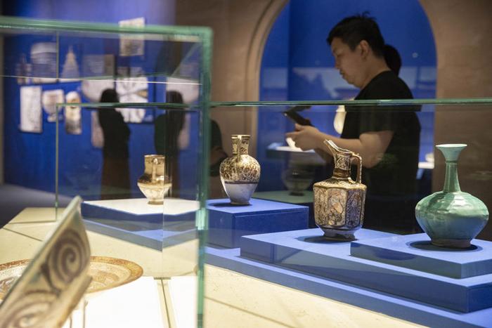 动物纹金杯、狩猎图银盘、神兽钢饰板……上博新展呈现“璀璨波斯”