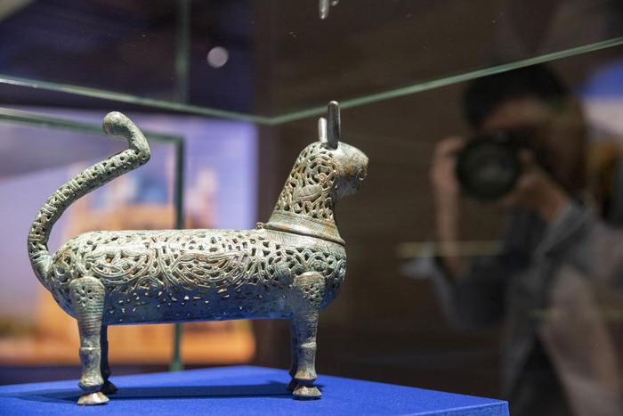 动物纹金杯、狩猎图银盘、神兽钢饰板……上博新展呈现“璀璨波斯”