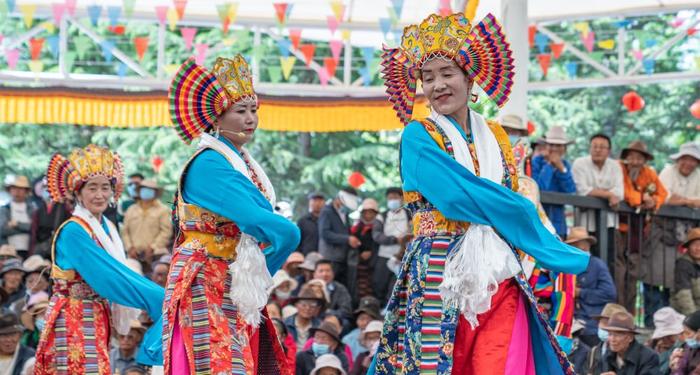 西藏：布达拉宫脚下赏藏戏