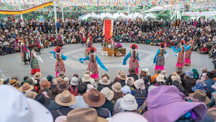 西藏：布达拉宫脚下赏藏戏