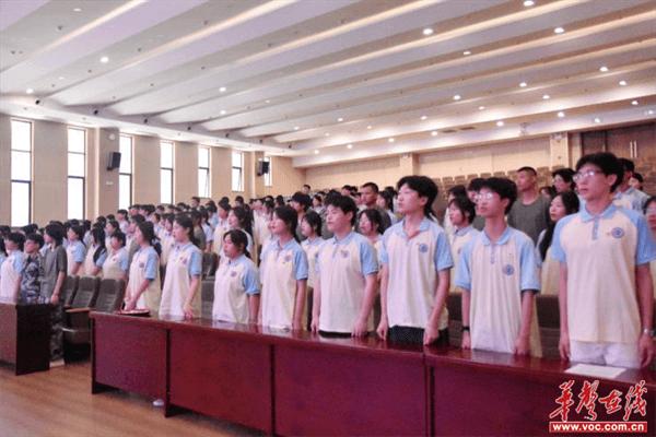 长沙现代商贸学校举行新团员入团仪式