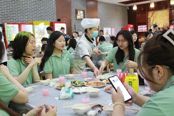 东北农业大学连续十年用“上车饺子”送别应届毕业生