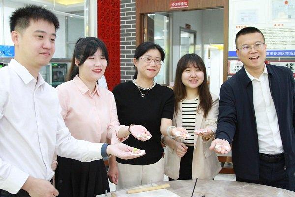 东北农业大学连续十年用“上车饺子”送别应届毕业生