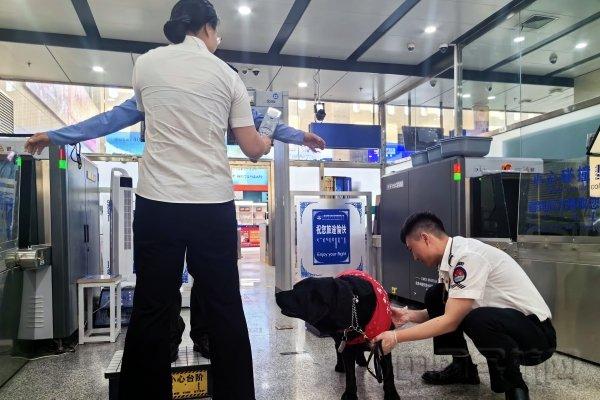 二连浩特机场首次保障特殊旅客及导盲犬顺利登机