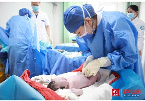 三胎孕妇岛上突发临盆，青岛西海岸新区这家医院紧急救援助其产下女婴