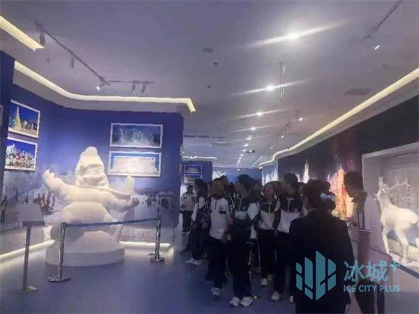 哈三中学生到哈尔滨冰雪文化博物馆开展研学活动