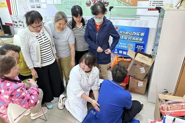 专业授课、丰富内容、沉浸式体验……“老宝贝”享受精彩晚年→