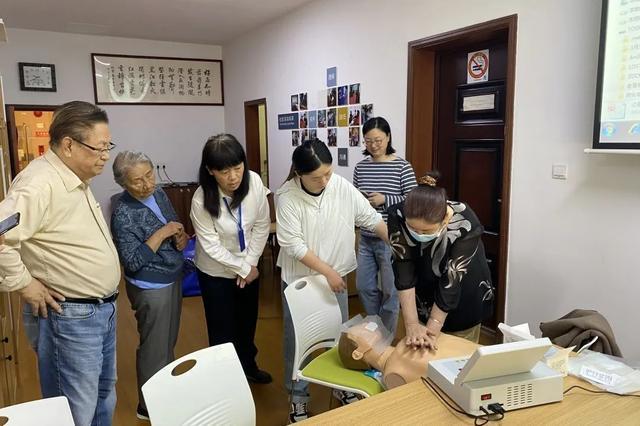 专业授课、丰富内容、沉浸式体验……“老宝贝”享受精彩晚年→