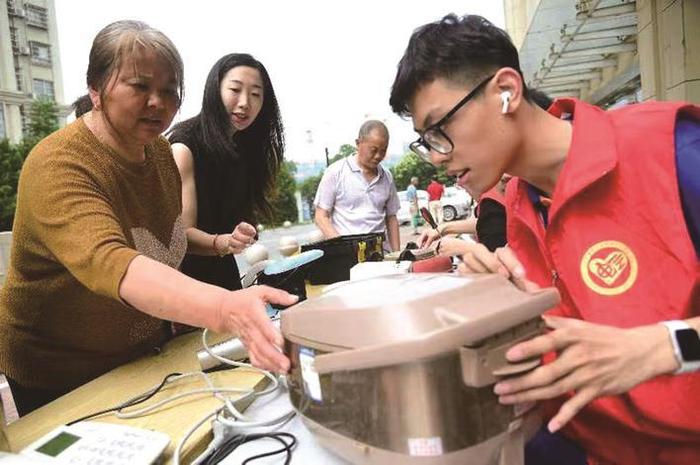 受助大学生义务修家电