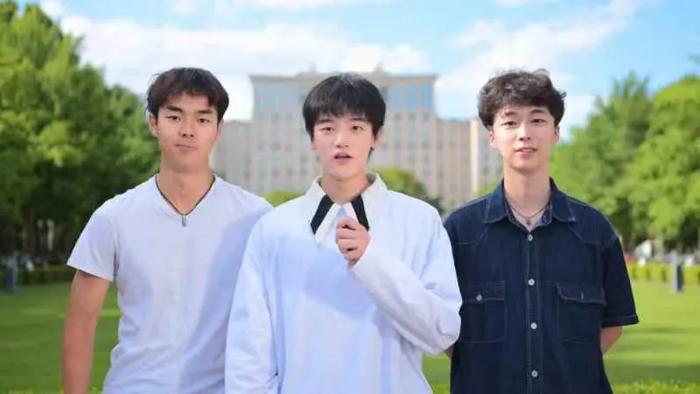 “清年阁”三位主创,从左到右依次为张博宇、刘紫绵、张楚建