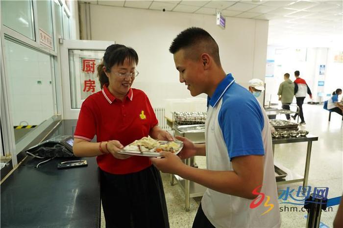 烟台港城中学开展初四年级考前教育与温情鼓励活动