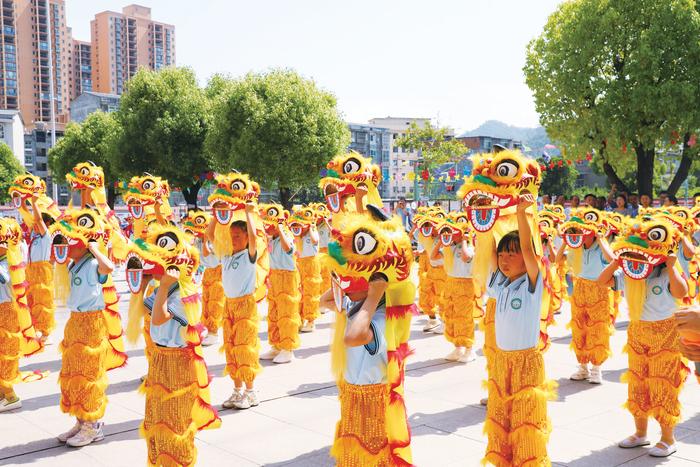 郧西县明德小学：会“玩”的校长和快乐的学生