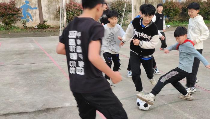 内乡县赤眉镇邵家岭中心小学开展校园足球强化培训活动