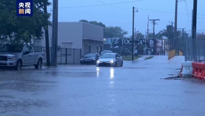 美国连日暴雨 佛罗里达州部分地区洪水泛滥