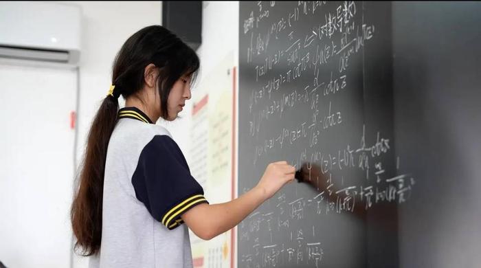 17岁中专女生闯进全球数学竞赛决赛 坦言“只想证明女生也能学好数学”|封面天天见