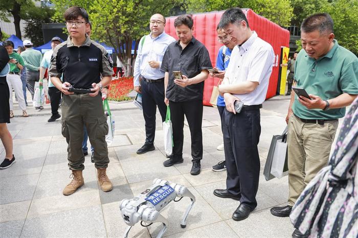 水上起降无人机、探测机器狗、被动呼吸器…… 上海这些“救命黑科技”让市民大开眼界