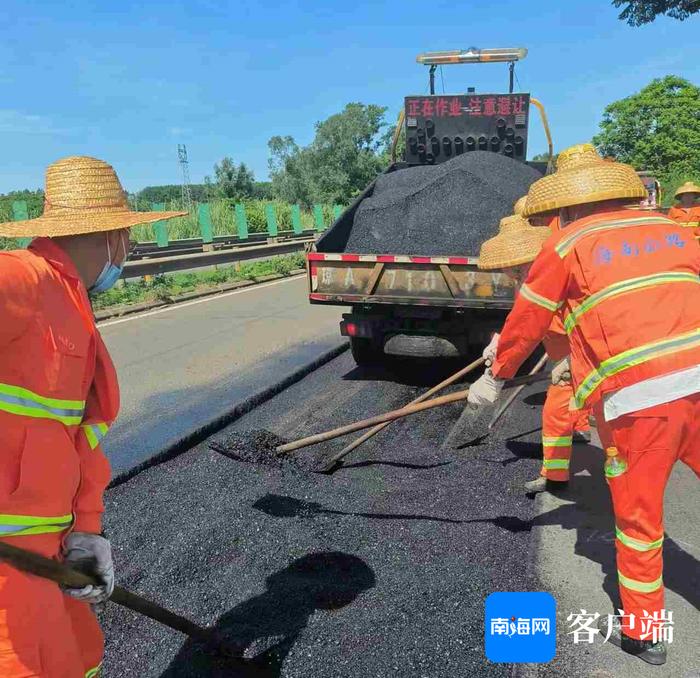 G98海南环岛高速西线路面出现坑槽 公路管理部门全力抢修