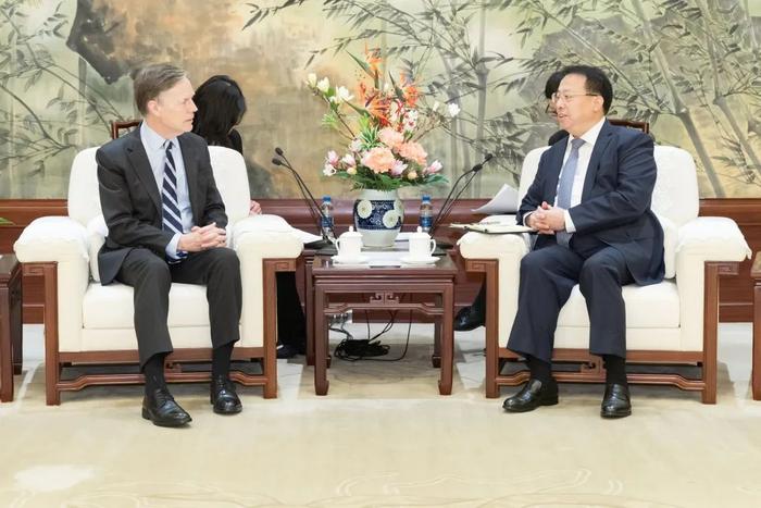 上海市市长龚正会见美国驻华大使伯恩斯