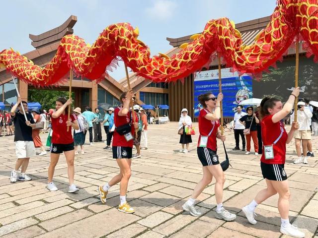 中国传统文化“圈粉”外国健儿！世界大学生五人制足球锦标赛运动员走进广富林文化遗址