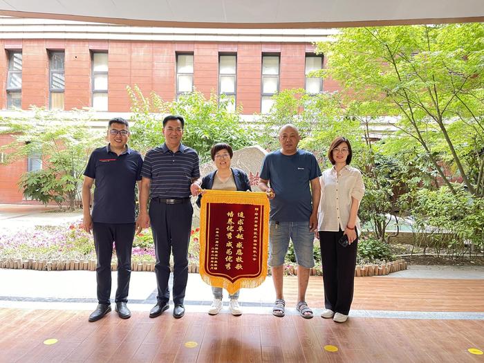 感恩回馈 携手共进——郑州市回民初级中学向管城区外国语牧歌小学赠旗