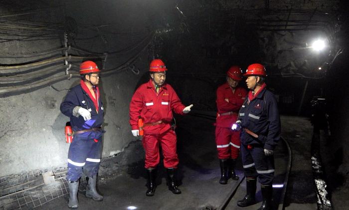 陕西陕煤韩城矿业公司到象山矿井检查安全生产标准化工作