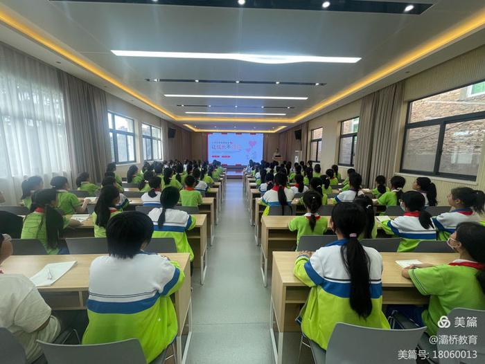 灞桥区席王中心小学:高年级女生青春期教育