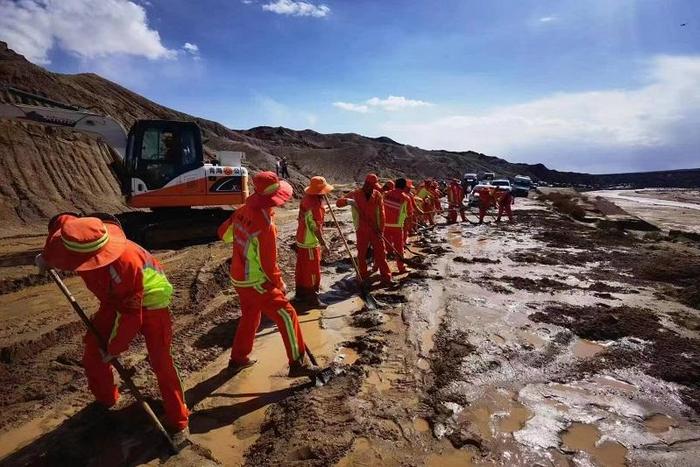 青海省海西公路总段紧急处置国道315线泥石流灾害