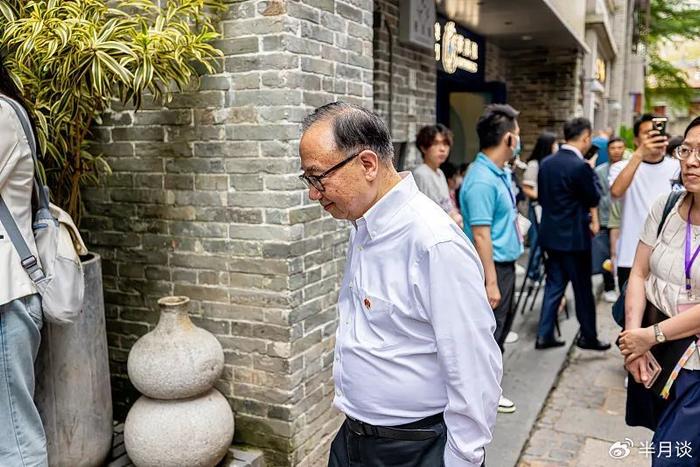 4月22日,深圳,大湾区访问团香港特区政府政务司司长陈国基带队参观南头古城
