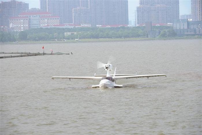 无锡低空经济再添“劲旅” 水陆两栖轻型运动飞机水上首飞成功