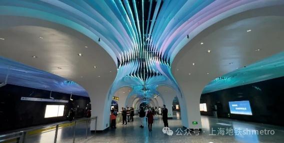上海地铁科技感地铁站惊呆英国小哥 华春莹：中国的未来派地铁站正在化科幻为现实