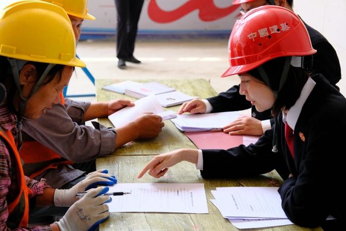 助力和谐劳动关系构建 中建二局上海分公司举办工友法律援助普法惠民活动