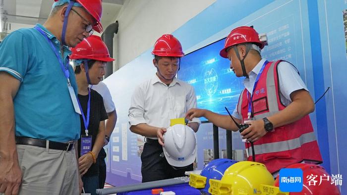 原创组图丨海南省2024年建筑施工“安全生产月”海南中心项目智能头盔等智能设备亮相