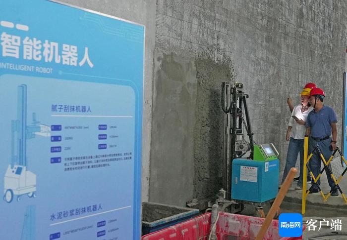 原创组图丨海南省2024年建筑施工“安全生产月”海南中心项目智能头盔等智能设备亮相