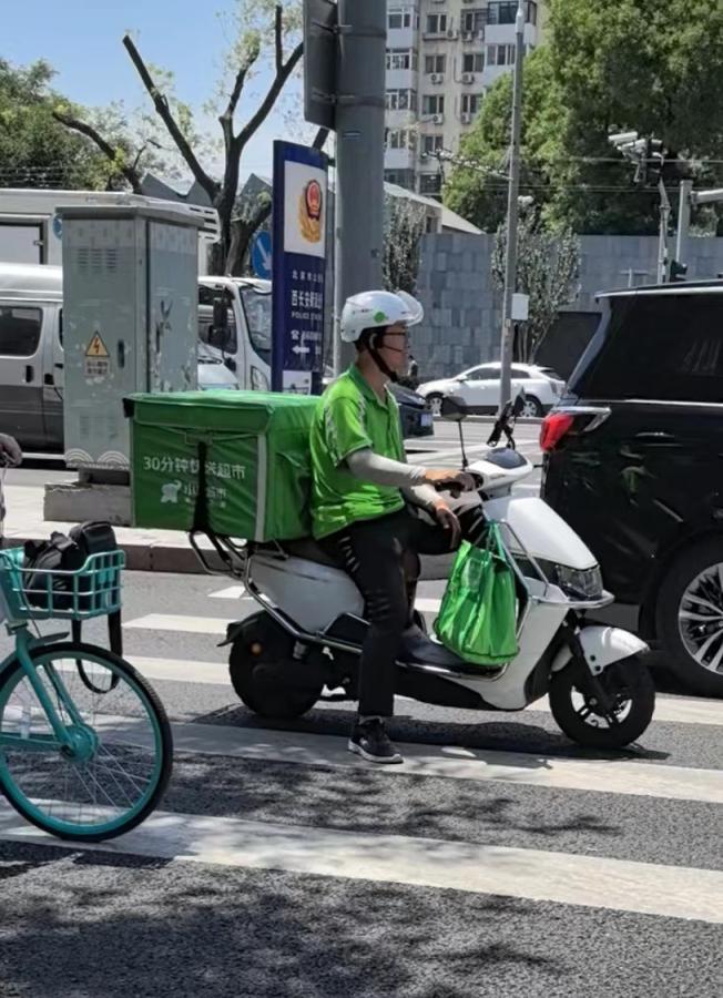 烈日下，他们的防暑装备只有“遮阳帽”和“多喝水”