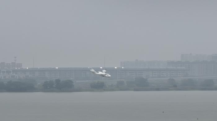 无锡低空经济再添“劲旅” 水陆两栖轻型运动飞机水上首飞成功