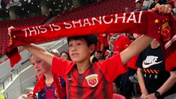 这位12岁中法混血男孩已是铁杆拥趸，他期待见证上海海港队中超联赛卫冕