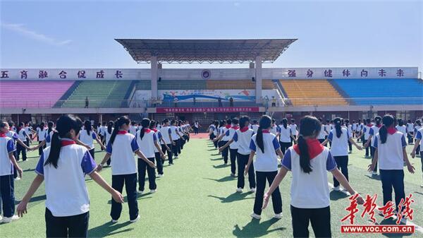 常德市临澧县丁玲学校举行校园八段锦比赛