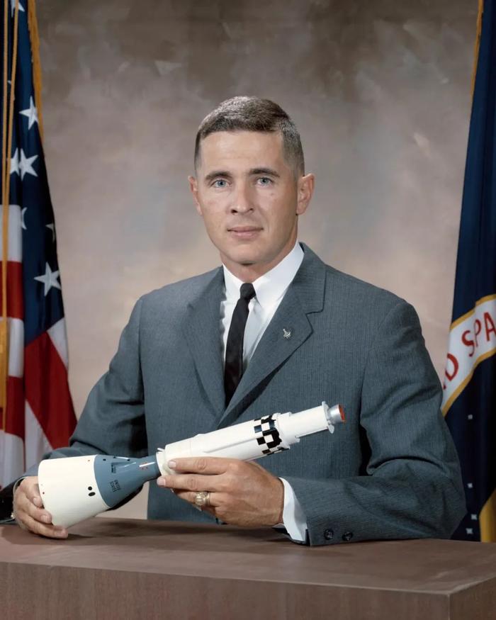 90岁的美国传奇宇航员，坠机身亡