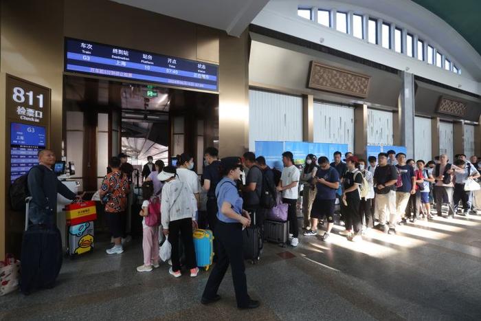 北京站直达上海站，旅客今起可在北京站乘坐京沪高铁列车