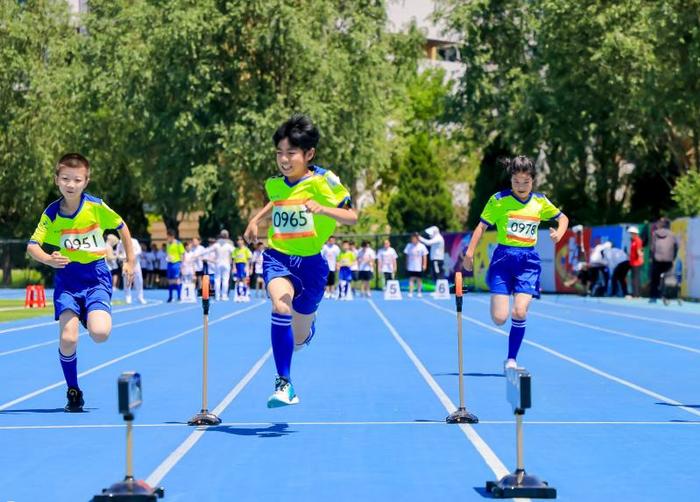 北京市第二届小学生运动会举行，三千余学生同场竞技共享运动快乐