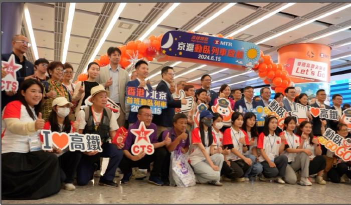 双向奔赴的京港高铁动卧上，发生了这些趣事 | 香港一日